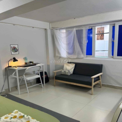 trống lại căn studio cửa sổ trời  lâu 1 ngay cầu Bông