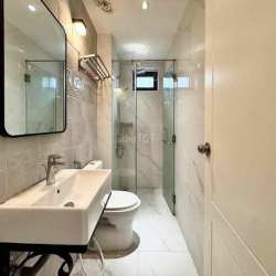 Căn hộ 2 ban công mới trống,full nội thất, gần chợ Bến Thành, sang