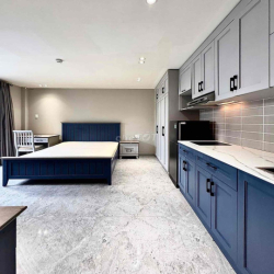 Căn hộ 2 ban công mới trống,full nội thất, gần chợ Bến Thành, sang