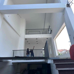 Cho thuê nhà Góc 2 MT mới 100% DT 4x16 XD 1 hầm 1 trệt 3 lầu . Giá 25