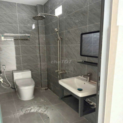 nhà 1 lầu 2 phòng ngủ.sau lưng trường Kim Đồng 