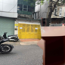 Nhà mặt đường lớn, ô tô và xe công chạy thoải mái. Vị trí đẹp, vừa kin