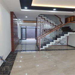 NHÀ 5X24M 3 LẦU KHU DÂN CƯ ĐỒNG PHƯỢNG SÁT BỜ KÊNH