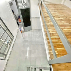 Phòng trọ có gác rộng,cao ko đụng đầu, có máy lạnh, thoáng mát,tự do