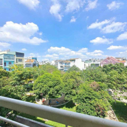 NGAY CÔNG VIÊN LÀNG HOA.CÓ NỘI THẤT