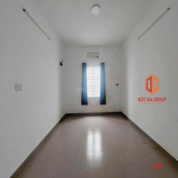 Nhà 3 lầu đường D9 - D2D 17,5tr/th giá tốt làm văn phòng kinh doanh 6P