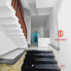 Nhà 3 lầu đường D9 - D2D 17,5tr/th giá tốt làm văn phòng kinh doanh 6P