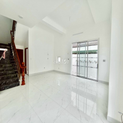 Ngang 16m - 2MT Khu chợ Bến Thành Q1,DT 16x15m, Trệt 2 Lầu,Giá 185tr