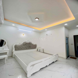 Cho Thuê Nhà Phố Ngã Tư Ga DT 240m2 1Trệt 3Lầu 4Pn 5Wc Sân Thượng