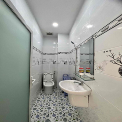 Cho Thuê Nhà Phố Ngã Tư Ga DT 240m2 1Trệt 3Lầu 4Pn 5Wc Sân Thượng