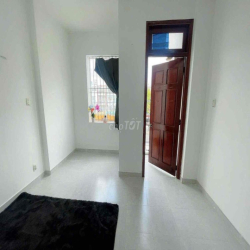 PHÒNG BAN CÔNG 25m2 GIÁ RẺ NGAY GẦN BẾN XE MIỀN TÂY, HẬU GIANG