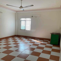 Nhà trệt 2 lầu mặt tiền Nguyễn Văn Cừ