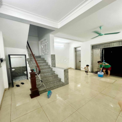 Chính chủ cho thuê nhà nguyên căn 40mx5 tầng ở Linh đàm, để được oto