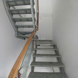 nhà nhỏ 2 lầu 4 phòng ngủ.hợp đồng dài hạn 