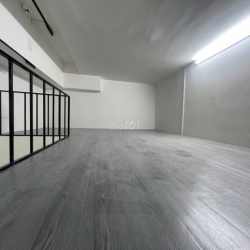 Mới 100% ngay cầu Nguyễn Văn Cừ, giờ tự do, phòng gác 25m2, thang máy