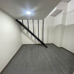 Mới 100% ngay cầu Nguyễn Văn Cừ, giờ tự do, phòng gác 25m2, thang máy