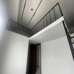 Mới 100% ngay cầu Nguyễn Văn Cừ, giờ tự do, phòng gác 25m2, thang máy