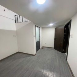 Mới 100% ngay cầu Nguyễn Văn Cừ, giờ tự do, phòng gác 25m2, thang máy