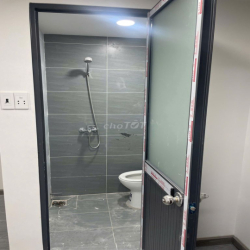 Mới 100% ngay cầu Nguyễn Văn Cừ, giờ tự do, phòng gác 25m2, thang máy