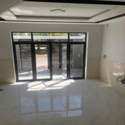 Nhà sạch sẽ 2 lầu 4pn3wc đối diện công viên Q.9