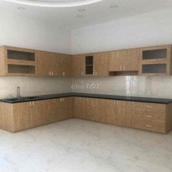 Nhà sạch sẽ 2 lầu 4pn3wc đối diện công viên Q.9