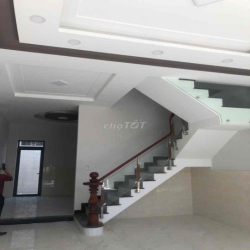 Nhà sạch sẽ 2 lầu 4pn3wc đối diện công viên Q.9