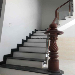 Nhà sạch sẽ 2 lầu 4pn3wc đối diện công viên Q.9