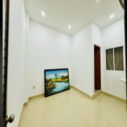 Cho thuê nhà nguyên căn Nguyễn Xí, 2 tầng, đẹp, chắc chắn