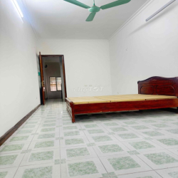 Cho thuê nhà 4 tầng 4 pn ngay phố chùa bộc đống đa HN
