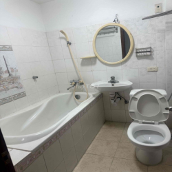 Cho thuê nhà 4 tầng 4 pn ngay phố chùa bộc đống đa HN