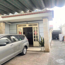 Cho thuê nhà 2 lầu và kho thích hợp ở và làm kho hàng…