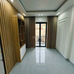 BÁN NHÀ SÂN CỔNG 4 TẦNG MỚI – PHỐ KIỀU SƠN – Ô TÔ VÀO NHÀ