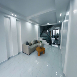 BÁN NHÀ SÂN CỔNG 4 TẦNG MỚI – PHỐ KIỀU SƠN – Ô TÔ VÀO NHÀ