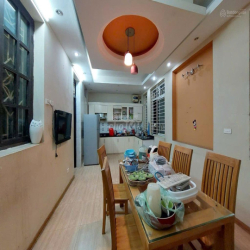 Cho thuê nhà ngõ 106 Hoàng Quốc Việt,  Dt 150m2 x 3,5 tầng,mặt tiền 8m
