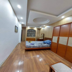 Cho thuê nhà ngõ 106 Hoàng Quốc Việt,  Dt 150m2 x 3,5 tầng,mặt tiền 8m