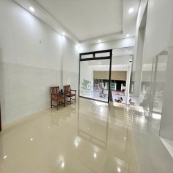 CHO THUÊ MẶT BẰNG SẴN CỬA KÍNH MÁY LẠNH KHU PHƯỚC LONG GIÁ 5 TRIỆU