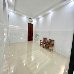 CHO THUÊ MẶT BẰNG SẴN CỬA KÍNH MÁY LẠNH KHU PHƯỚC LONG GIÁ 5 TRIỆU