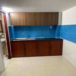 Phòng trọ 38m2 có thang máy cạnh trường Maketting Q7