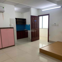 Phòng trọ 38m2 có thang máy cạnh trường Maketting Q7