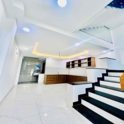 Nhà DT 250m2 1Trệt 1Lừng 3Lầu 5Pn 5Wc Sân Thượng, cho làm CHDV