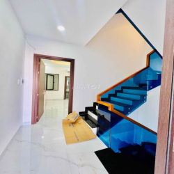 Nhà DT 250m2 1Trệt 1Lừng 3Lầu 5Pn 5Wc Sân Thượng, cho làm CHDV