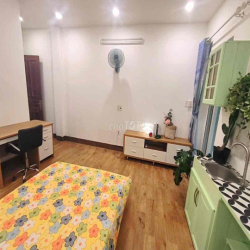 Cho thuê căn hộ ban công ngay Ngã Tư Hàng Xanh tại Ung Văn Khiêm