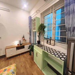 Cho thuê căn hộ ban công ngay Ngã Tư Hàng Xanh tại Ung Văn Khiêm