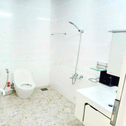 Cho thuê căn hộ ban công ngay Ngã Tư Hàng Xanh tại Ung Văn Khiêm
