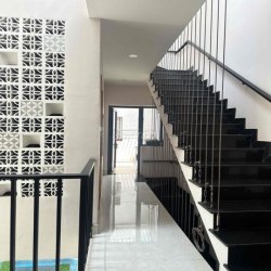 Cho thuê nhà nguyên căn sát Vạn phúc city 210m - oto đậu trong sân nhà