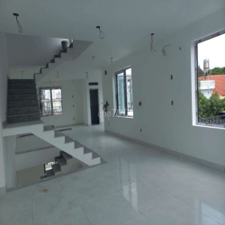 Cần cho thuê nhà mặt tiền đường Dương Thị Giang .DT.10 x 28.nhà mới