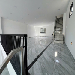 Cho thuê nhà trệt lửng 2 lầu sàn trống đường Nguyễn Thanh Sơn Quận 2