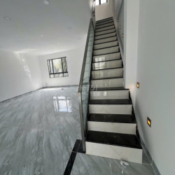 Cho thuê nhà trệt lửng 2 lầu sàn trống đường Nguyễn Thanh Sơn Quận 2