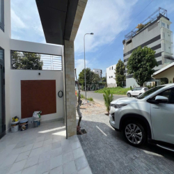 Cho thuê nhà trệt lửng 2 lầu sàn trống đường Nguyễn Thanh Sơn Quận 2