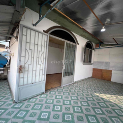 Cho Thuê Nhà Sân Rộng DT 10x14m 1Trệt 1Lầu 4Pn 1Wc Hẻm Xe Tải Sát GV